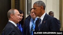Russian President Vladimir Putin (L) talks to U.S. President Barack Obama (R) during a meeting at the sidelines of the G20 Summit in Hangzhou, China on September 5, 2016.