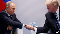 Tư liệu: TT Mỹ Donald Trump bắt tay TT Nga Vladmir Putin tại hội nghị thượng đỉnh G20 ở Hamburg. (AP Photo/Evan Vucci, File)