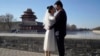 แฟ้ม - บ่าวสาวโพสต์ถ่ายภาพที่กรุงปักกิ่ง 20 ธ.ค. 2020 (AP Photo/Ng Han Guan)