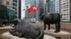 香港交易所外的中國國旗、香港旗幟和港交所旗幟。
