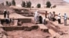 ARCHIVO - La arqueología está permitiendo reconstruir la historia y costumbres de pueblos que habitaron el planeta miles de años atrás. En la foto, un arqueólogo limpia restos de una antigua momia hallada durante excavaciones en Lima, Perú, el 22 de setiembre de 2023. 