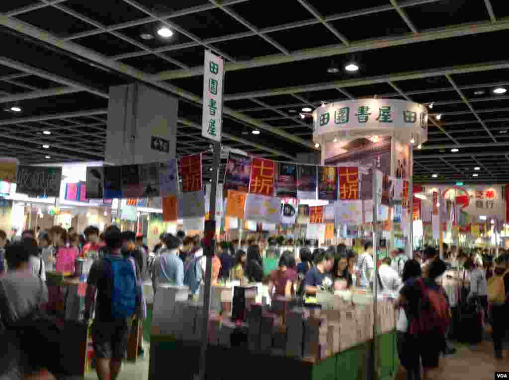 一年一度的香港書展7月20起在灣仔會展中心連續展出七天。據貿發局統計,共有640個書商參展,創下歷年新高,而主辦方也期待參觀人次可以再次突破百萬。