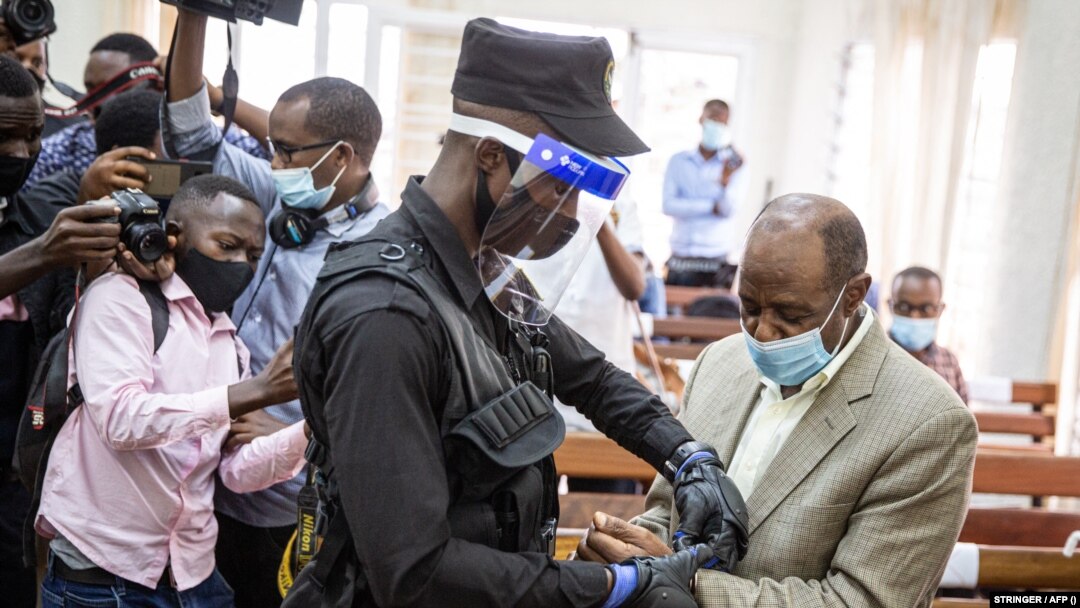 Paul Rusesabagina akabgami minyololo na moyi pilici nsima na kokatelami mibu 25 mya boloko na Kigali, na Rwanda, 20 septembre 2021.