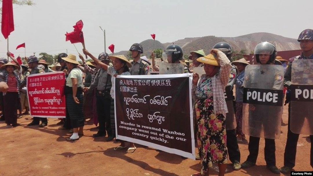  လျော်ကြေးမပေးဘဲ သိမ်းယူထားတဲ့ လယ်ယာမြေတွေအတွက် ဝမ်ပေါင် ကုမ္ပဏီကို တောင်သူလယ်သမားများ ဆန္ဒပြစဉ်။ (ဓါတ်ပုံ- ဒေသခံ) 