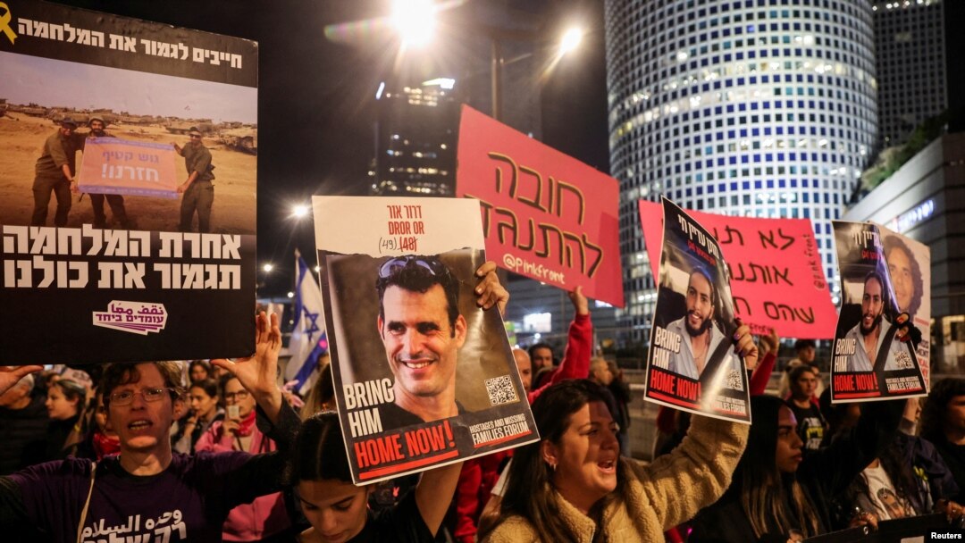 Israelitas protestam contra o governo e demonstram apoio aos reféns raptados durante o ataque mortal de 7 de outubro de 2023, em Telavive.
