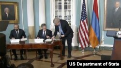Энтони Блинкен и Арарат Мирзоян подписывают соглашение о расширении сотрудничества в сфере безопасности
