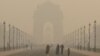 Gerbang India saat langit diselimuti kabut asap setelah kualitas udara Delhi memburuk akibat polusi udara, di New Delhi, India, 19 November 2024. (Foto: Reuters)