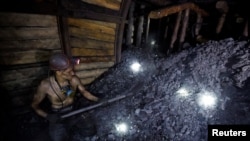 Seorang penambang bekerja di dalam tambang batu bara Lutugin di Chystiakove (Torez) di wilayah Donetsk, Ukraina timur yang dikuasai Rusia, 9 Agustus 2023 (foto: dok). 