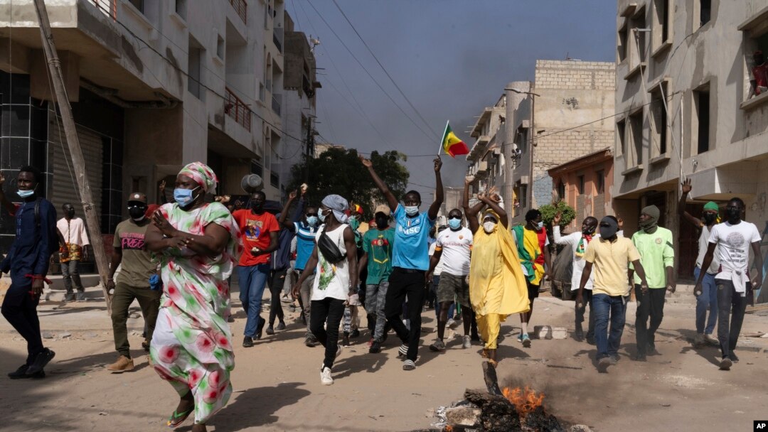 ተቃዋሚዎች በዳካር ከተማ ሰልፍ በማድረግ ላይ (ፎቶ ኤፒ 02/10/24)
