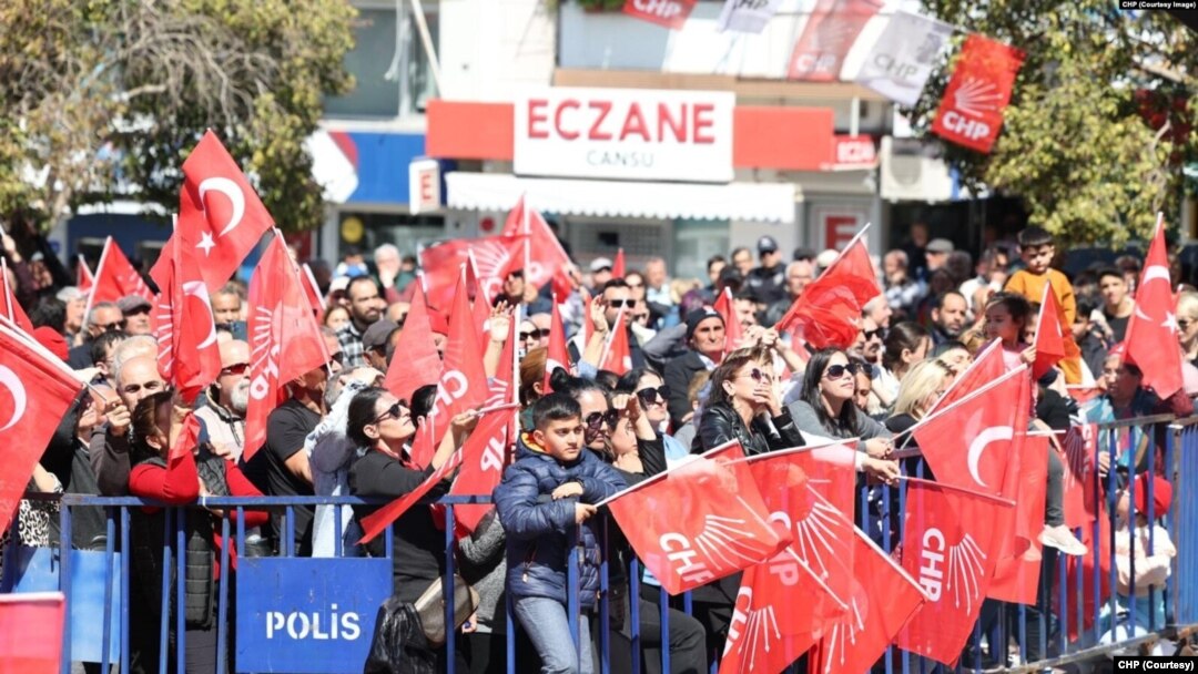 31 Mart yerel seçimlerinde 14 büyükşehirde seçimi kazanan CHP, 1977’deki genel seçimden sonra ilk kez birinci parti konumuna yükselmişti.