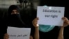 Anak-anak perempuan Afghanistan menunjukkan poster dalam protes ilegal untuk menuntut hak atas pendidikan, di sebuah rumah pribadi di Kabul, Afghanistan, 2 Agustus 2022. (Foto: Ebrahim Noroozi/AP Photo)