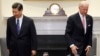 2012年2月14日时任美国副总统拜登在白宫接待到访的时任中国国家副主席习近平