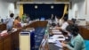 National Call Center မှ ဖြေကြားပေးနေသည့် ဆရာဝန်များ။