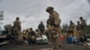 Фото: український військовий соїть на російському прапорі в Ізюмі, 13 вересня 2022 року.(AP Photo/Kostiantyn Liberov)