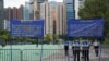 八九六四32週年之際，香港警察在維多利亞公園外設置路障並在旁站崗。（2021年6月4日）
