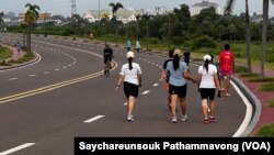 ພົນລະເມືອງຊາວນະຄອນຫຼວງວຽງຈັນ ພາກັນໄປອອກກຳລັງກາຍ ຢູ່ໃນເຂດເສດຖິກິດພິເສດ ບຶງທາດຫຼວງ ໃນແຕ່ວັນ ຕັ້ງແຕ່ເຊົ້າຈົັນຮອດທ່ຽງ.