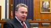 共和黨籍聯邦眾議員史密斯（Rep. Chris Smith, R-NJ）接受美國之音採訪。（資料圖片）