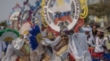 Os membros da União Mundo Real Cauaco actuam durante o seu desfile no segundo dia do Carnaval de Luanda em Luanda