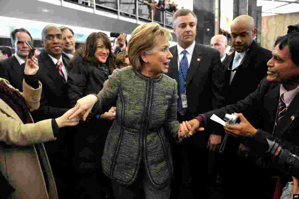 Nhân viên Bộ Ngoại Giao chào mừng bà Clinton tới trụ sở Bộ Ngoại Giao ở Washington, 22 -1-2009.