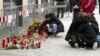 باشندگان اتریش به خاطر قربانیان حملهٔ روز شنبه در کنار جاده شمع روشن کردند و گل گذاشتند 