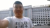 中國留學生權平穿諷刺習近平文化衫（維權網圖片）