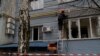Рабочие сваривают газовую трубу, поврежденную в результате атаки беспилотника, в Киевской области 24 января 2025 года.