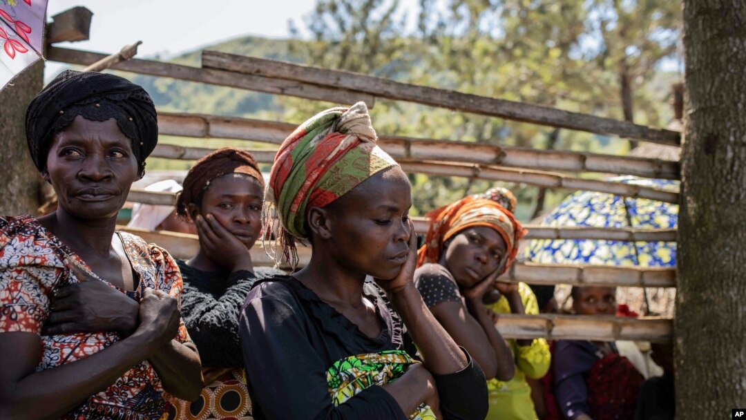 Wanawake wakiomboleza wakikusanyika kutambua maiti katika kijiji cha Nyamukubi, jimbo la Kivu Kusini, nchini Congo Jumamosi, Mei 6, 2023. Idadi ya waliofariki kutokana na mafuriko na maporomoko ya ardhi mashariki mwa Congo.