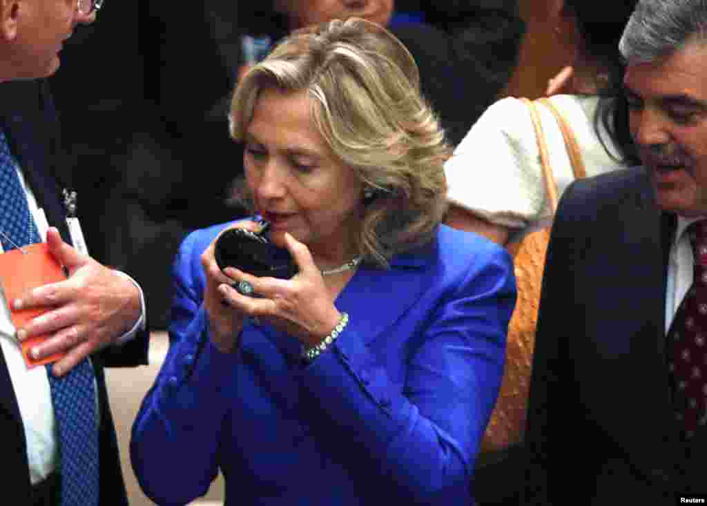 Ngoại trưởng Clinton nói chuyện với Tổng thống Thổ Nhĩ Kỳ Abdullah Gul lúc đến dự cuộc họp của Hội Đồng Bảo An Liên Hiệp Quốc ở New York . 23-9-2010.