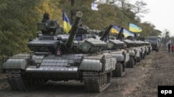 Ukraine -- Ukrainian servicemen prepare their tanks to withdraw not far from Mariupol, Donetsk region, October 20, 2015 as part of the Minsk Protocol.