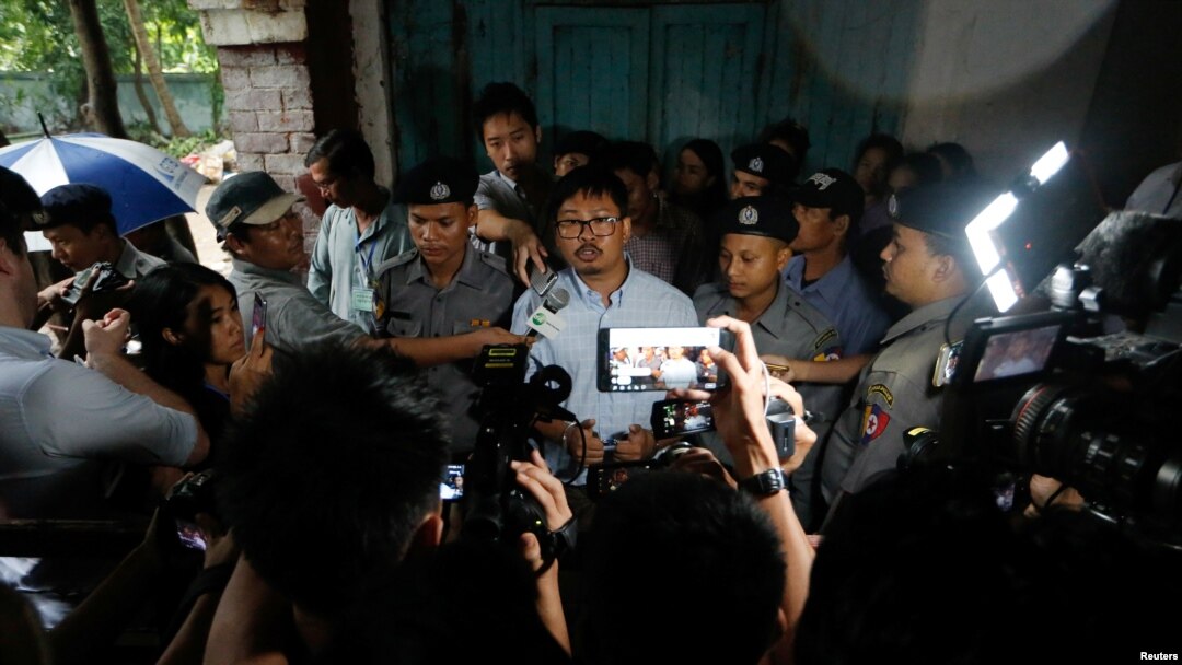 Detained Reuters journalist Wa Lone speaks to the media at a court in Yangon, Myanmar June 18, 2018. REUTERS/Ann Wang - RC15B26650E0