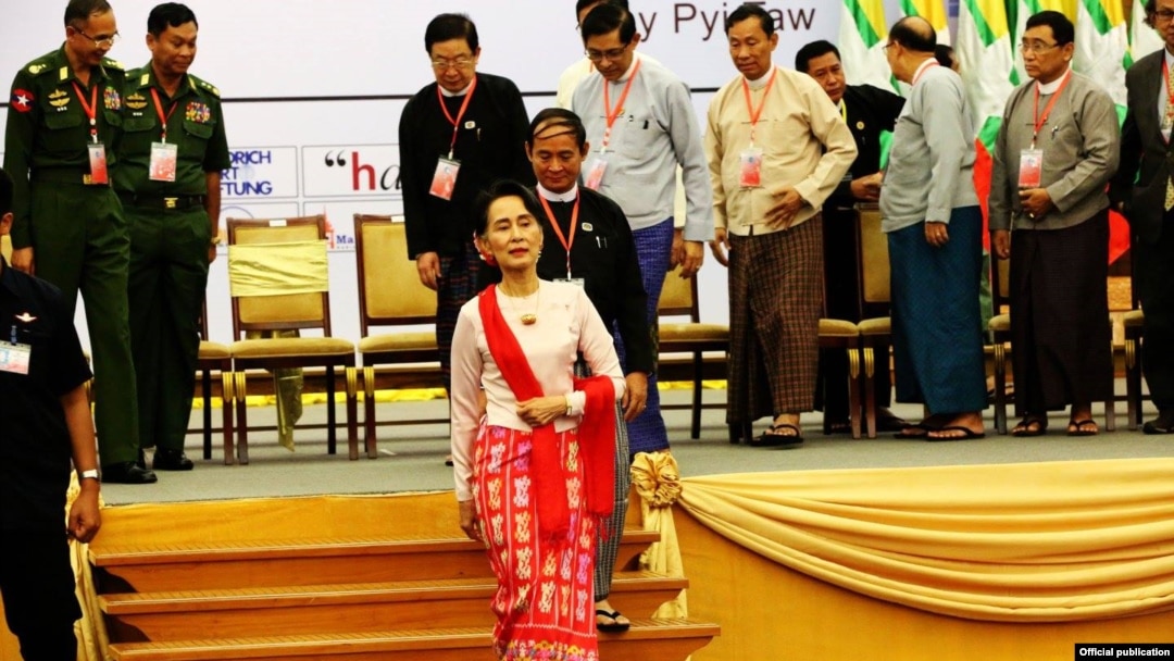 Myanmar Democratic Transition ဆွေးနွေးပွဲတက်ရောက်ခဲ့ချိန်က ဒေါ်အောင်ဆန်းစုကြည်။ (ယခင်ပုံဟောင်း)