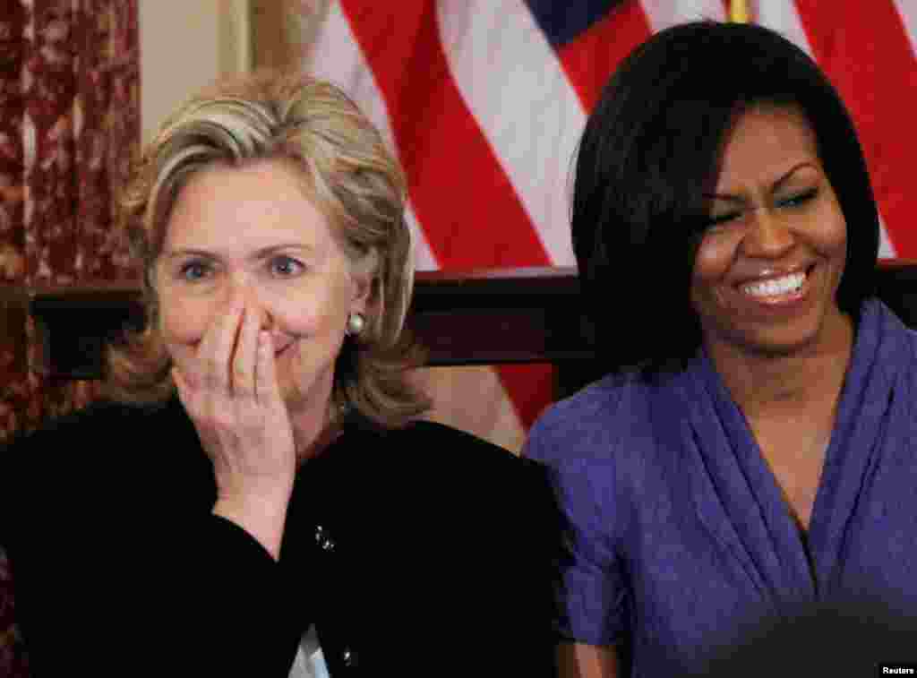 Ngoại trưởng Clinton và Đệ nhất Phu nhân Michelle Obama tại buổi lễ trao giải thưởng Phụ Nữ Quốc Tế Dũng Cảm tại Bộ Ngoại Giao Hoa Kỳ, 10-3-2010.