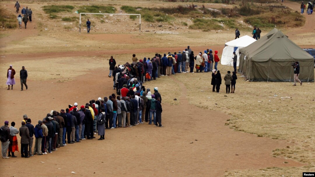 Eleitores zimbabueanos fazendo fila em Mbare perto de Harare