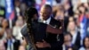 Mokonzi ya kala ya Ekolo Amerika Barack Obama (D) na molongani wa ye Michel Obama bayambani liboso lya bato na Convention ya ba démocrates, Chicago, Illinois, 20 sanza ya mwambe 2024. (AP Photo/Charles Rex Arbogast)