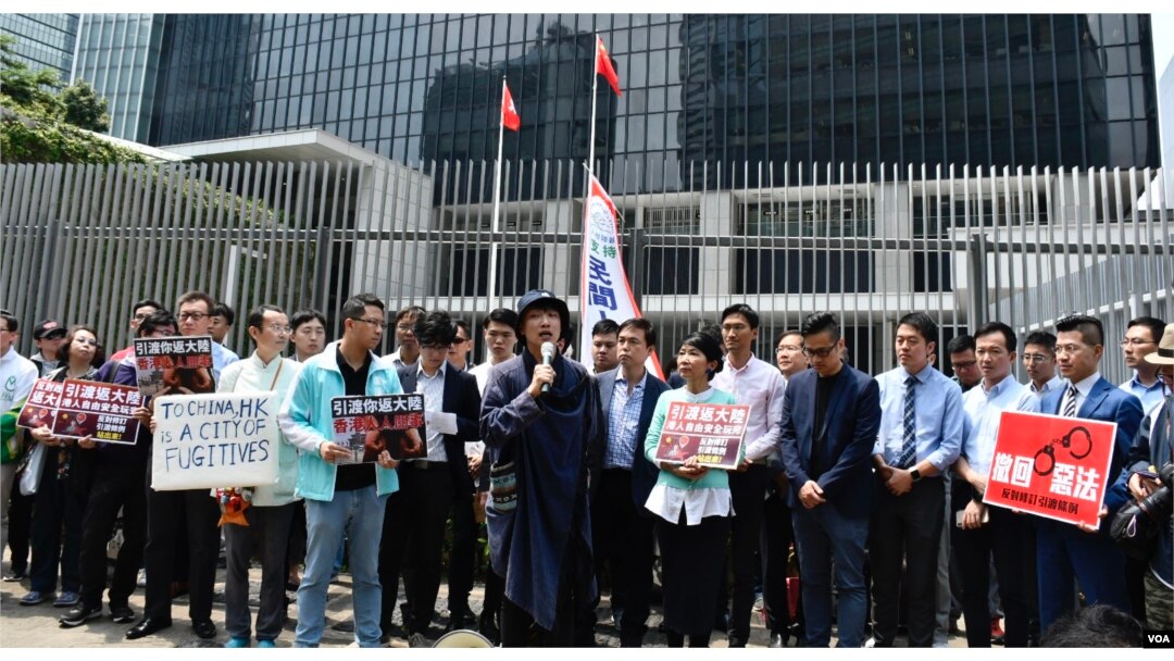 多名民主派議員及20多個民間團體發表聯署聲名反對《逃犯條例》修訂。(美國之音湯惠芸攝)