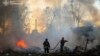 Petugas pemadam kebakaran memadamkan api setelah serangan roket Rusia di Kharkiv, Ukraina, 7 Maret 2025, dalam foto yang disediakan oleh Layanan Darurat Ukraina. (Foto: Ukrainian Emergency Service via AP)