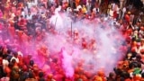 Umat merayakan Holi, festival penuh warna, di dalam Kuil Krishna di Nandgaon, Uttar Pradesh, India, pada 2013.
