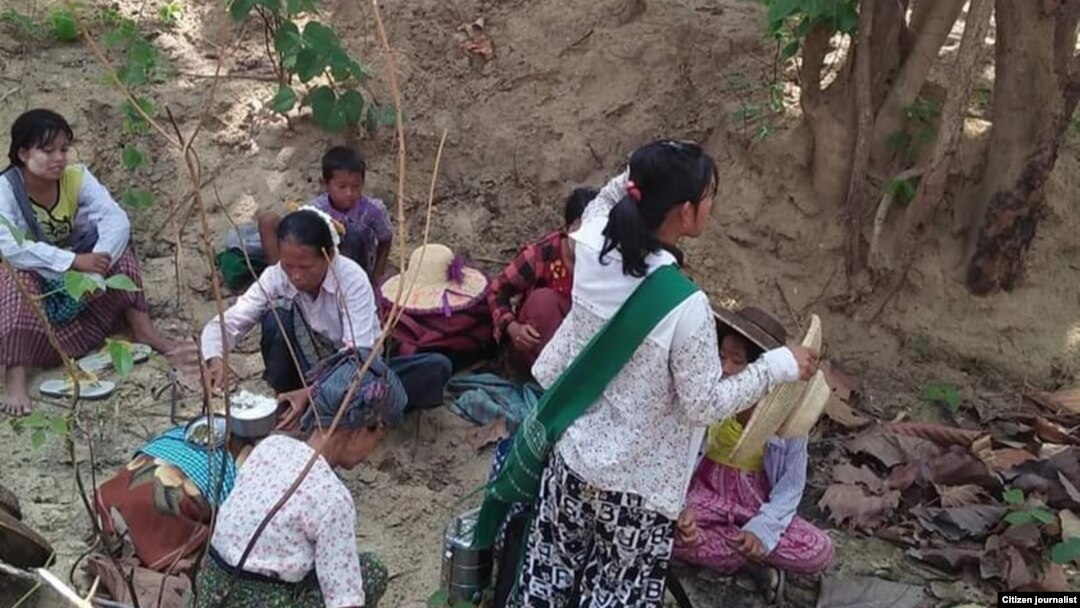 စစ်ကိုင်းတိုင်း၊ ကနီမြို့နယ်က စစ်ဘေးရှောင်ပြည်သူတချို့။ (ယခင်မှတ်တမ်းဓာတ်ပုံ)