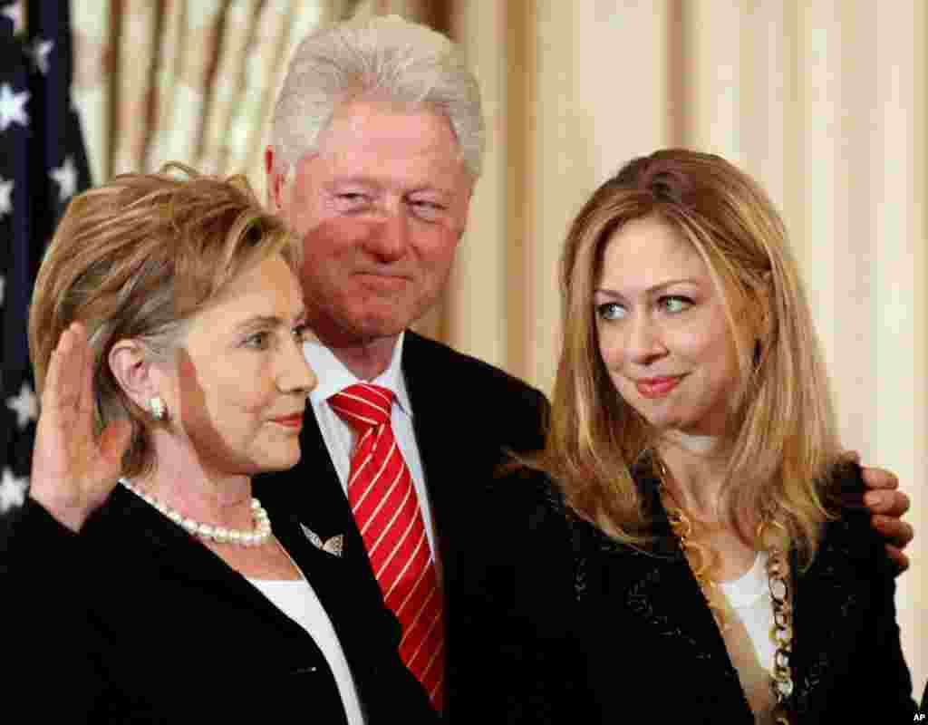 Cựu Tổng thống Clinton và con gái Chelsea dự lễ tuyên thệ nhậm chức của bà Clinton tại Bộ Ngoại Giao Hoa Kỳ trong thủ đô Washington, 2-2-2009