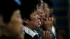 中国山西省一处农村的天主教堂内信徒在做弥撒。（2011年9月11日）