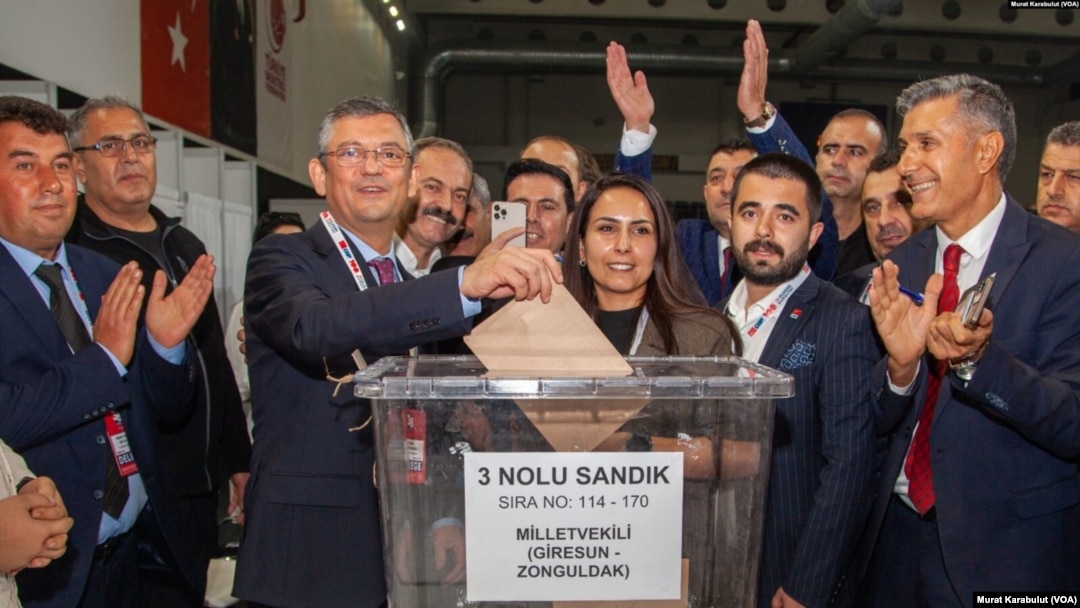 CHP'nin 5 Kasım 2023’te yapılan 38. Olağan Kurultayı'nda Özgür Özel, Kemal Kılıçdaroğlu’yla yarışarak 812 oyla başkan seçilmişti.