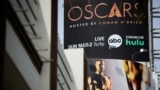 Cartaz sobre a transmissão dos Óscares em Hollywood Boulevard.