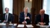 El senador republicano Pat Toomey, (izq.), y el representante Kevin Brady, republicano por Texas (der.), con el presidente Donald Trump durante una reunión con legisladores sobre política comercial en la sala del gabinete de la Casa Blanca, martes, febrero . 13, 2018, en Washington. (AP Photo / Evan Vucci)