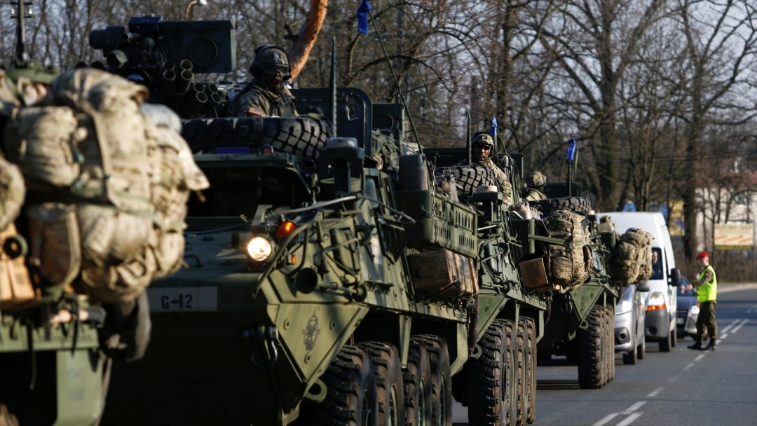 Një autokolonë e forcave amerikane zhvendoset përmes Gjermanisë, për të përforcuar praninë e NATO-s në Poloni (18 mars 2017)