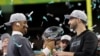Super Bowl LIX - Philadelphia Eagles v Kansas City Chiefs -&nbsp;Jalen Hurts, dos Philadelphia Eagles, e o treinador Nick Sirianni festejam com o Troféu Vince Lombardi após vencerem o Super Bowl LIX