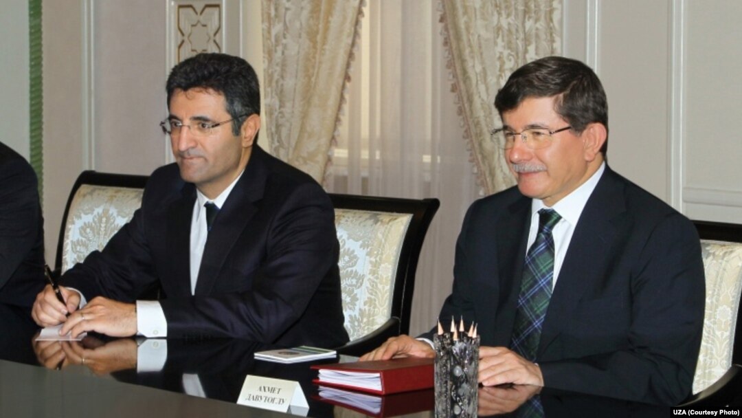Turkiya Tashqi ishlar vaziri Ahmet Davuto'g'li (o'ngda) prezident Islom Karimov bilan muloqotda, 10-iyul, 2014