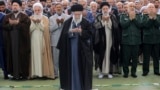 علی خامنه‌ای، رهبر جمهوری اسلامی، در نماز عید فطر، اسرائیل را تهدید کرد (چهارشنبه ۲۲ فروردین)