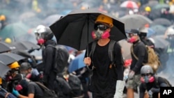 香港抗議者2019年8月31日星期六發起民主抗議活動，在街頭與警察對峙。