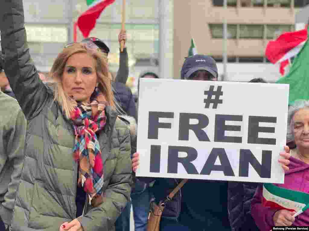 تجمع همبستگی ایرانی‌تباران ساکن شرق کانادا با هموطنان داخل کشور در روز شنبه ۱۶ مهرماه در دانشگاه تورنتو کانادا برگزار شد.
