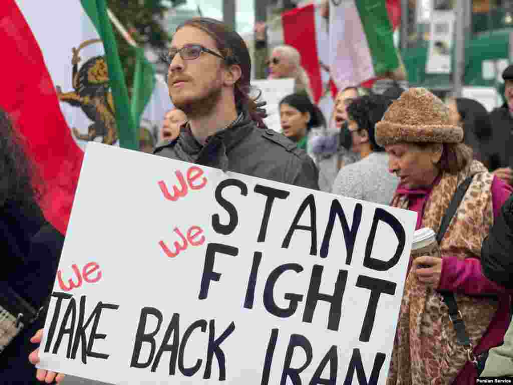 در این تجمع که در دانشگاه تورنتو برگزار شد تعداد قابل‌توجهی از شهروندان کانادایی حضور داشتند.